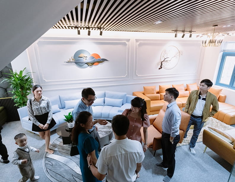 Khách hàng tham quan showroom HNSOFA