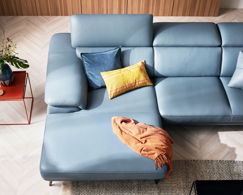 Màu xanh dương của ghế sofa đang là màu hot trend được nhiều người ưa chuộng