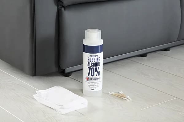 Chai vệ sinh sofa giúp làm sạch mực bút bi đến 90%