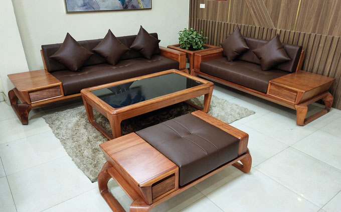 Mẫu sofa gỗ gõ đỏ hiện đại với bàn trà mặt kính