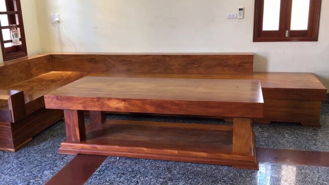 Sofa gỗ lim được làm từ loại gỗ quý hiếm và đắt đỏ