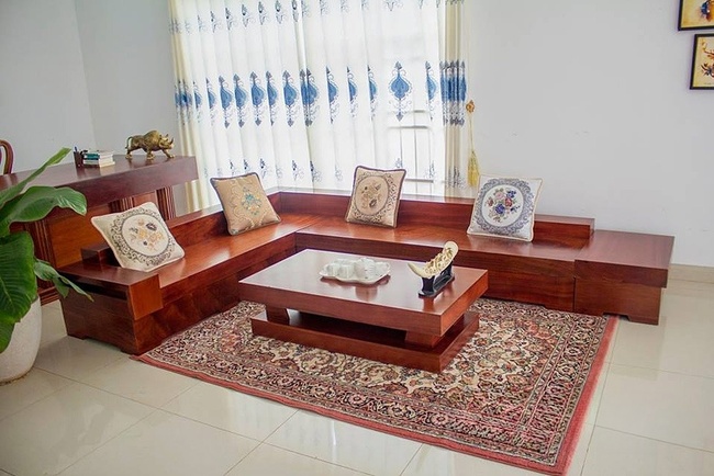 Sofa làm từ gỗ lim tinh xảo