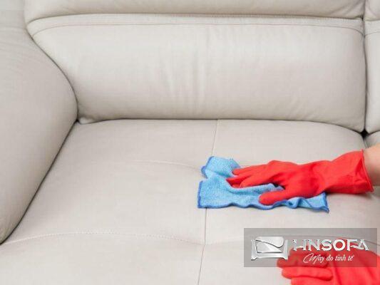 Sofa không sử dụng trong thời gian dài rất dễ bị ẩm mốc