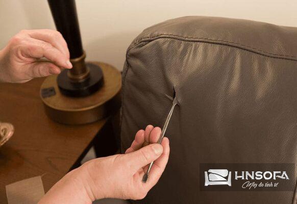 Trám phần rách trên ghế sofa da 