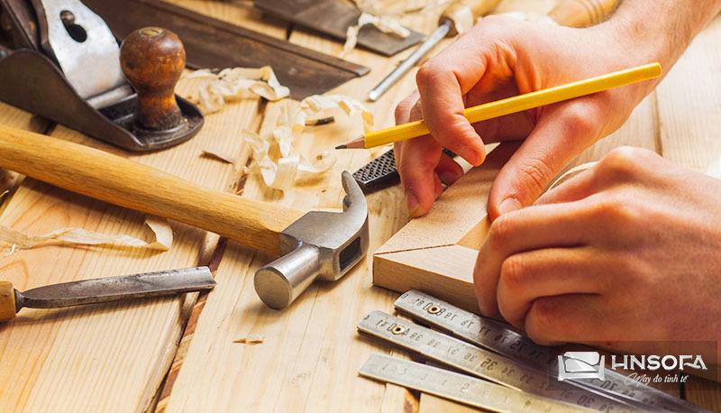 Đo đạc và cắt gỗ pallet theo kích thước đã dự tính