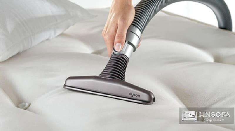 Bật mí 10 cách vệ sinh Sofa da lộn ngay tại nhà đơn giản 10 Dùng máy hút bụi để hút sạch những hạt bụi bẩn, lông tóc dính trên ghế