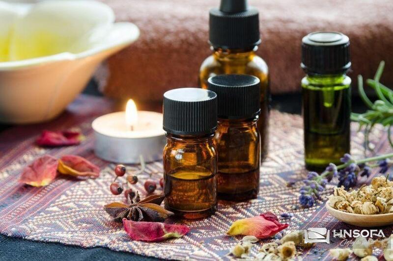 #6 Cách khử mùi hôi ghế Sofa đơn giản ngay tại nhà 14 Dùng tinh dầu thơm để khử mùi là cách khử mùi hôi ghế sofa được ưa chuộng