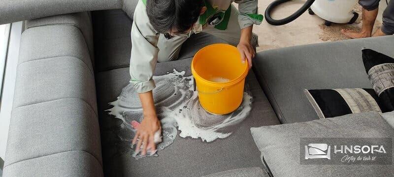 Lưu ý không đổ trực tiếp nước lên sofa khi vệ sinh