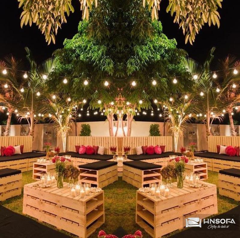 Mẫu ghế sofa bằng gỗ pallet lãng mạn dành cho quán cafe