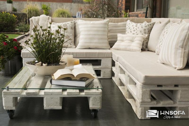 Mẫu ghế sofa bằng gỗ pallet màu trắng nhẹ nhàng