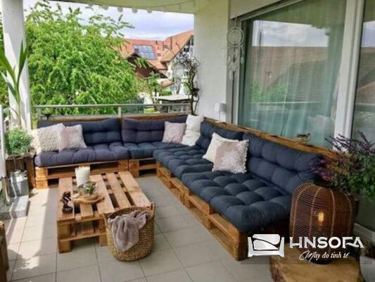 Mau ghe sofa bang go pallet ngoai ban cong don gian 1
