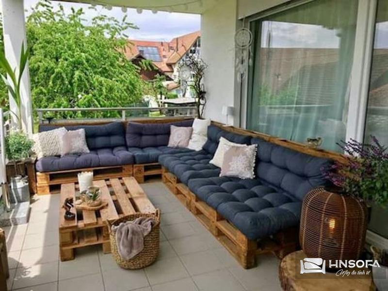 Mẫu ghế sofa bằng gỗ pallet ngoài ban công đơn giản