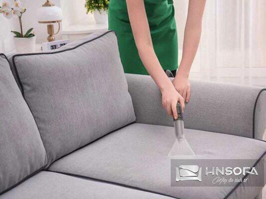 Sử dụng máy hút bụi để khử mùi hôi trên ghế sofa