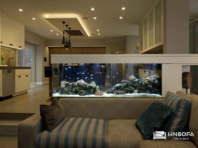 Trang trí phòng khách với bể cá thủy tinh