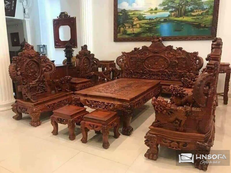 Bàn ghế gỗ không có nhiều màu sắc đa dạng
