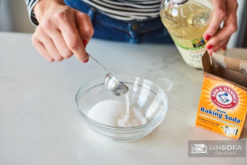 Dùng baking soda làm sạch bề mặt sofa kết hợp thêm bột giặt và giấm