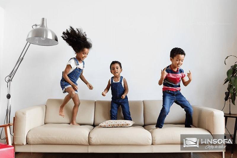 Không nên tác động mạnh như nhún nhảy lên sofa