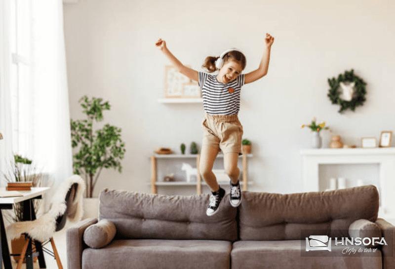 Không nhảy hoặc ngồi quá tải trên Sofa 