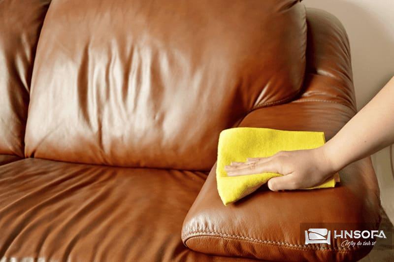 Nên vệ sinh ghế sofa da thường xuyên để tránh bẩn và hỏng