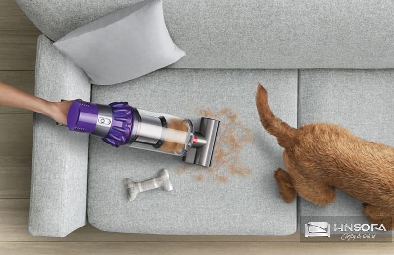 Vệ sinh sofa da công nghiệp nhanh gọn bằng máy hút bụi