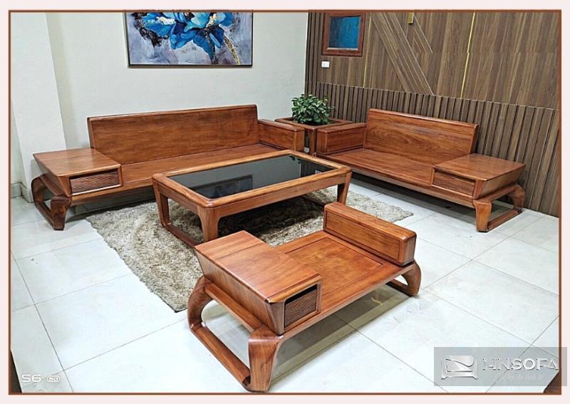 Chân xoắn gỗ tự nhiên với ghế sofa màu nâu ấm áp, tạo cảm giác gần gũi trong phòng khách