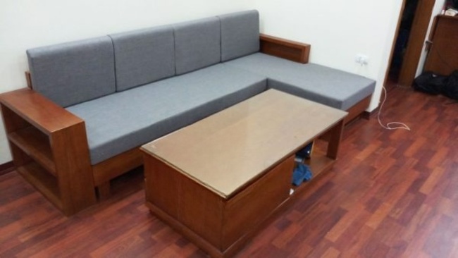 Mẫu sofa gỗ chữ L bọc đệm màu ghi sáng