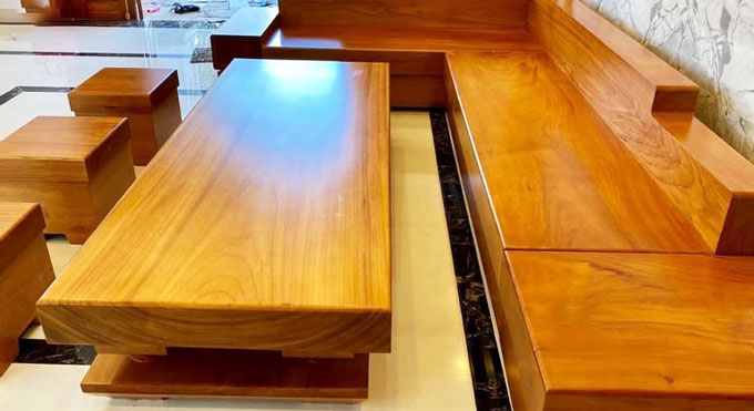 Ghế sofa gỗ gõ đỏ nổi bật không gian phòng khách