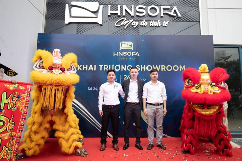 Hnsofa chụp ảnh cùng bạn bè và đối tác trong lễ khai trương showroom