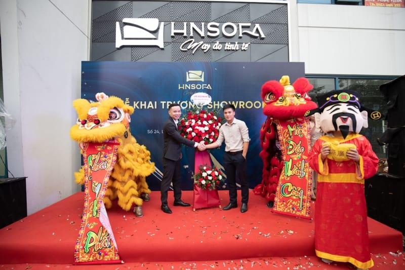 Hnsofa chụp ảnh cùng bạn bè và đối tác trong lễ khai trương showroom