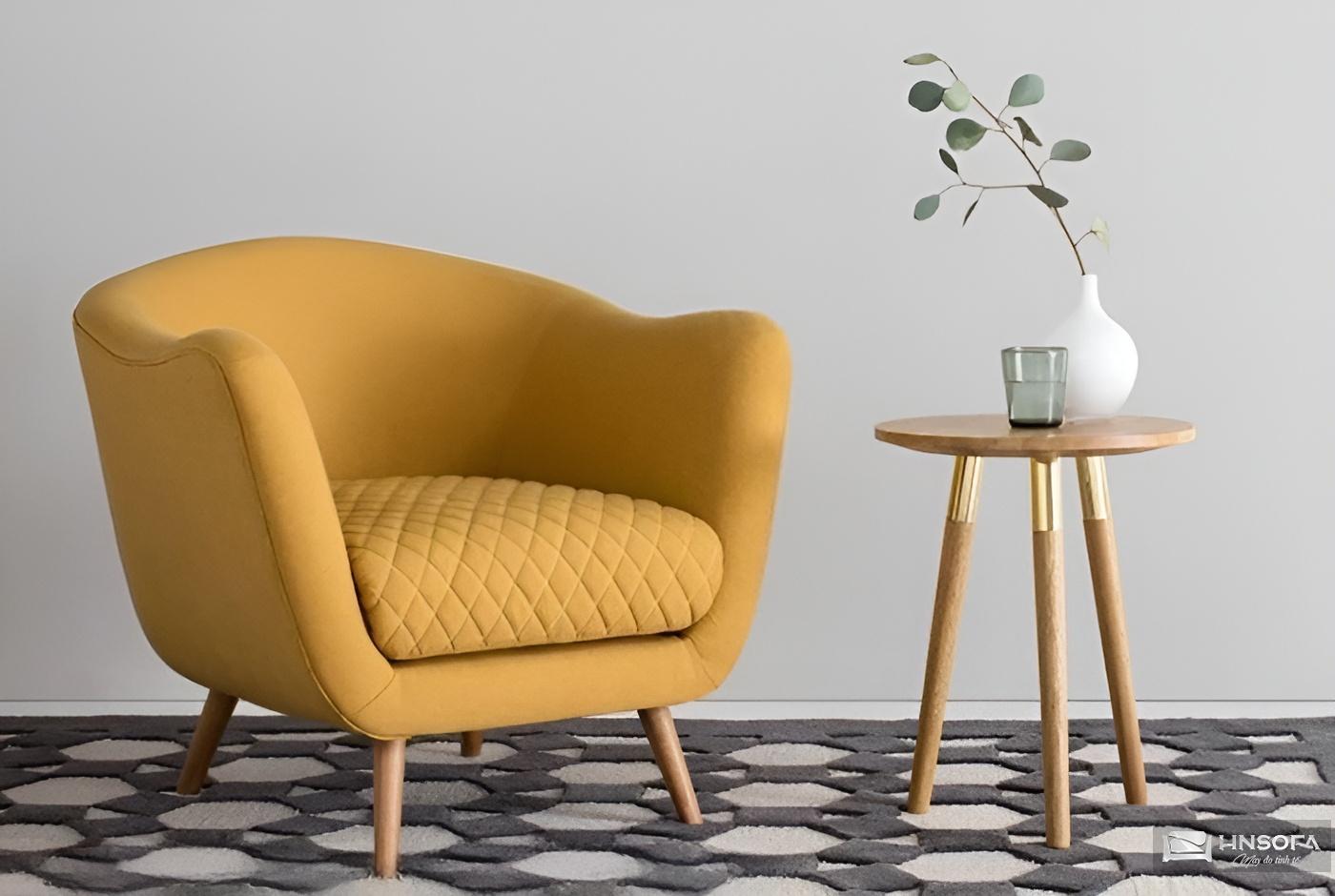 Mẫu ghế sofa đơn bằng gỗ có đệm màu vàng tạo cảm giác êm ái