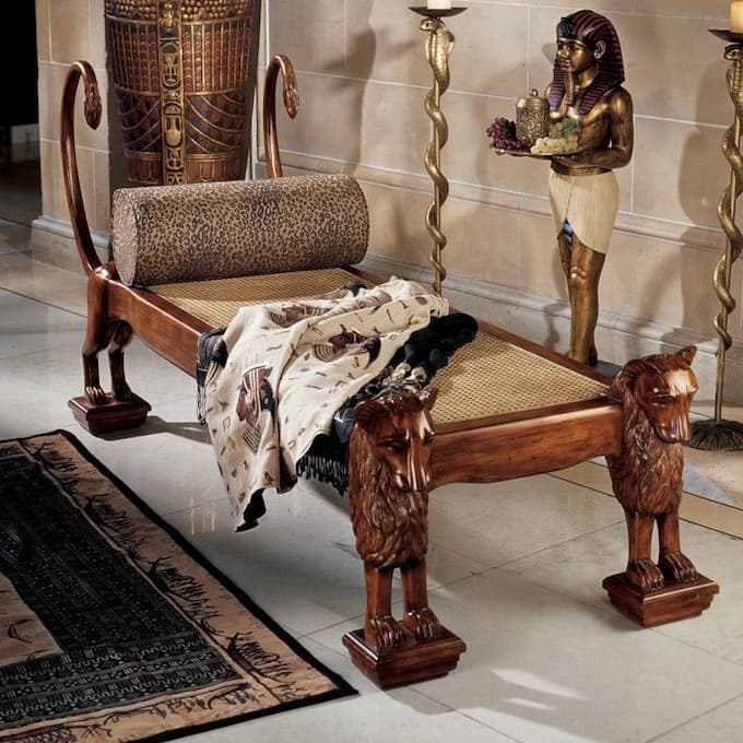 Những chiếc sofa cổ xưa vừa dùng để ngồi, vừa dùng nằm nghỉ ngơi