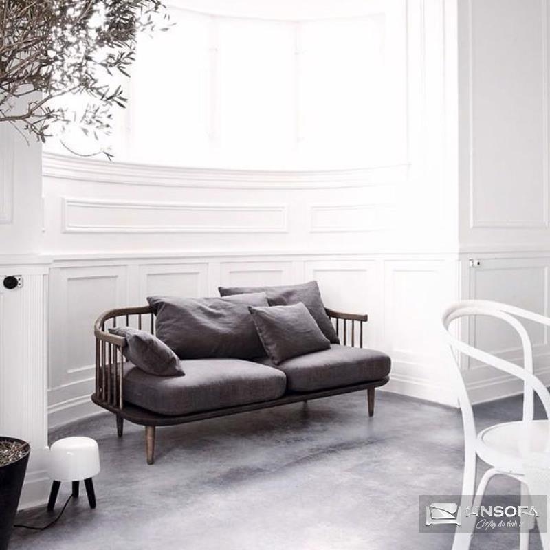 Sofa fly đen kết hợp trong không gian bài trí màu trắng làm nổi bật và làm đẹp cho không gian