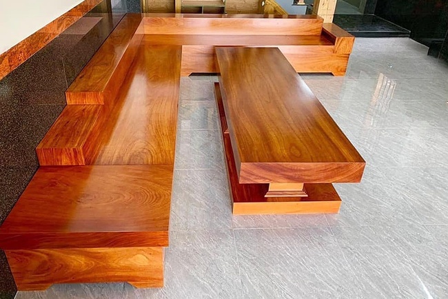 Bộ bàn ghế sofa gỗ lim chất lượng cao được phủ sơn bóng
