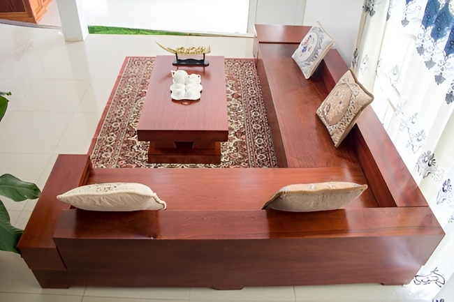Bàn ghế sofa gỗ lim sáng bóng, tinh tế cùng gối ôm êm ái