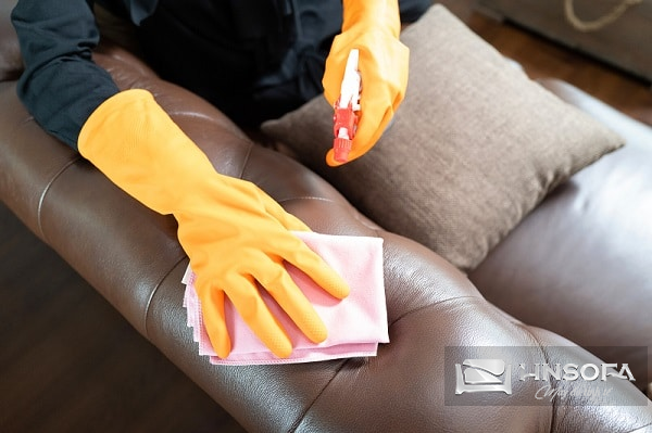 Sử dụng dung dịch tẩy rửa phù hợp để vệ sinh giúp sofa da thêm sáng bóng