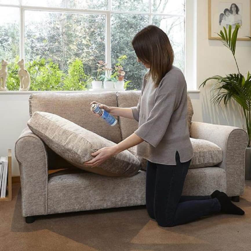 Vệ sinh sofa nỉ bằng dung dịch vệ sinh sofa chuyên dụng 