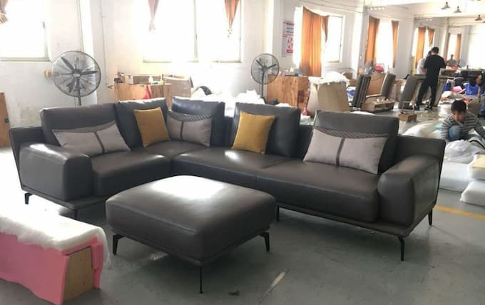 Xưởng sản xuất sofa của HNsofa đang đóng ghế cho khách hàng