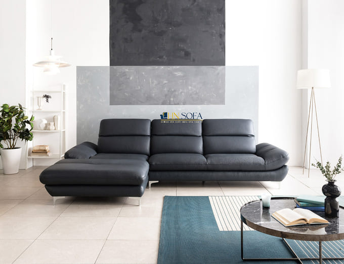 Sofa góc gam màu trung tính kết hợp bàn trà và cây cảnh