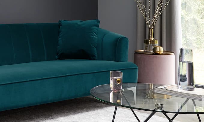 Mẫu sofa nỉ nhung luôn làm nổi bật không gian phòng khách